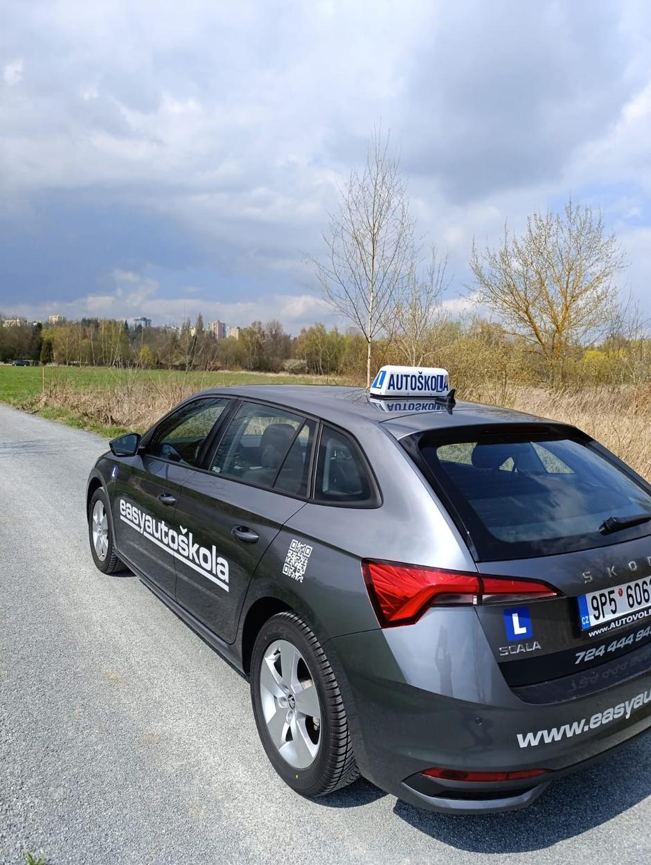 Scala s označením autoškoly