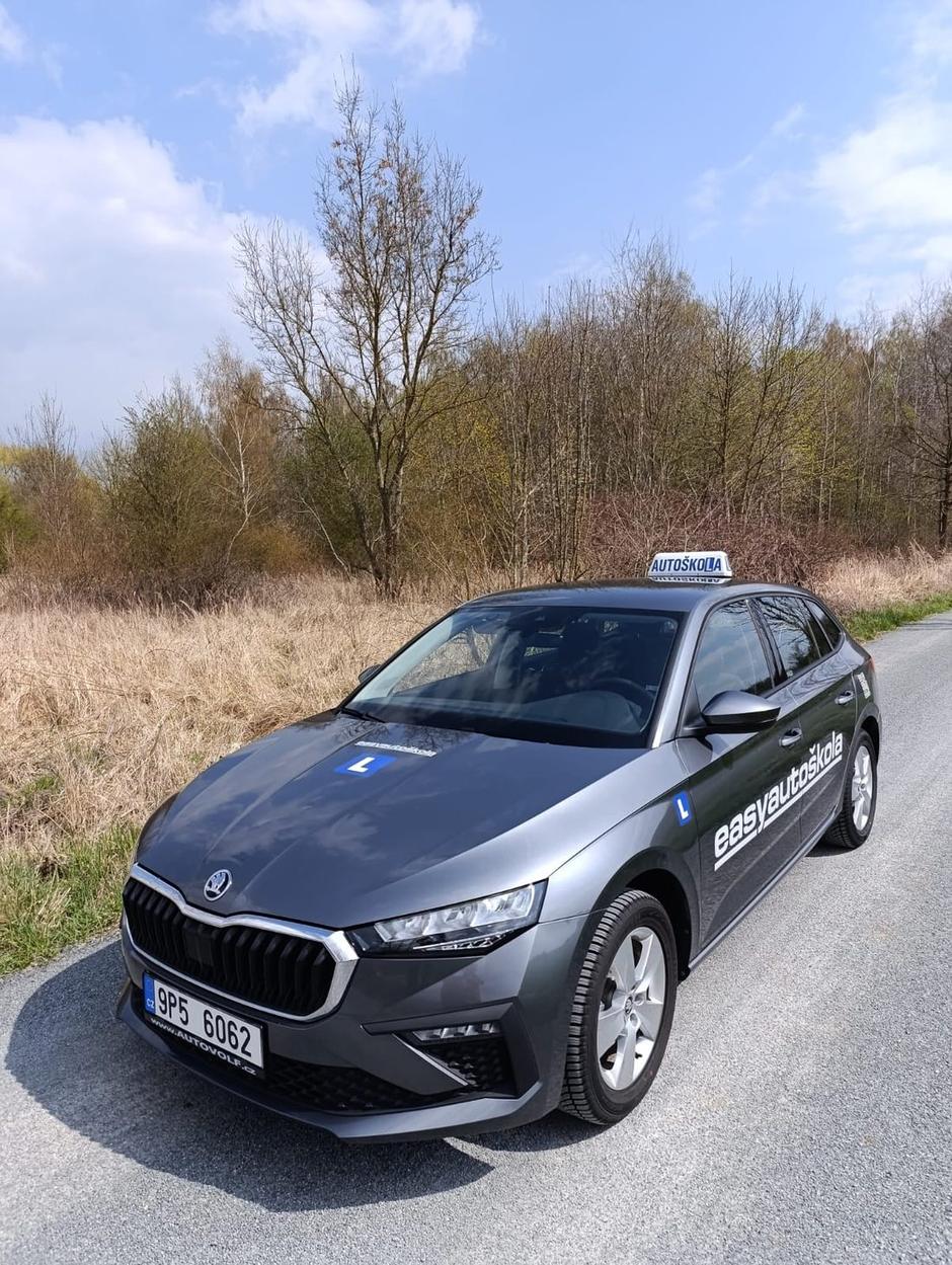 Šedá Škoda Scala zepředu